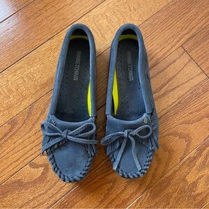 Minnetonka Women's Navy Kilty Plus Moccasins 7.5